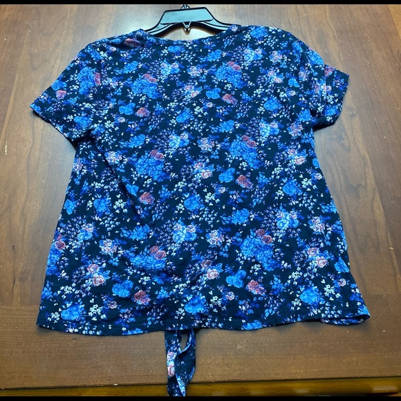 Lucky Brand Los Angeles short sleeve blouse is a Medium. - Picture 5 of 5